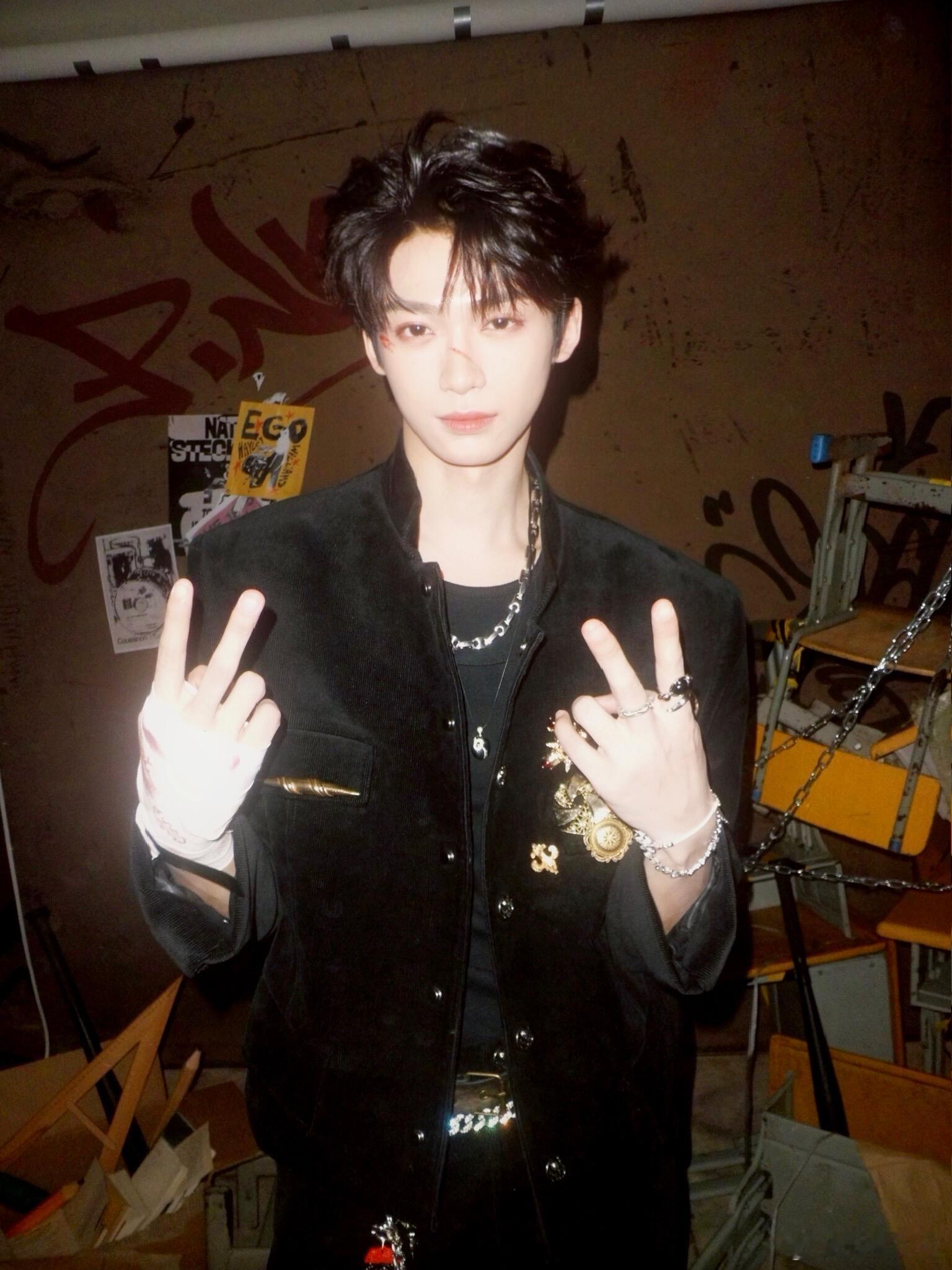 内娱拽系自拍天花板！梓渝的比耶不甜不腻，自带清冷感与帅气值，每一个小细节都透着个