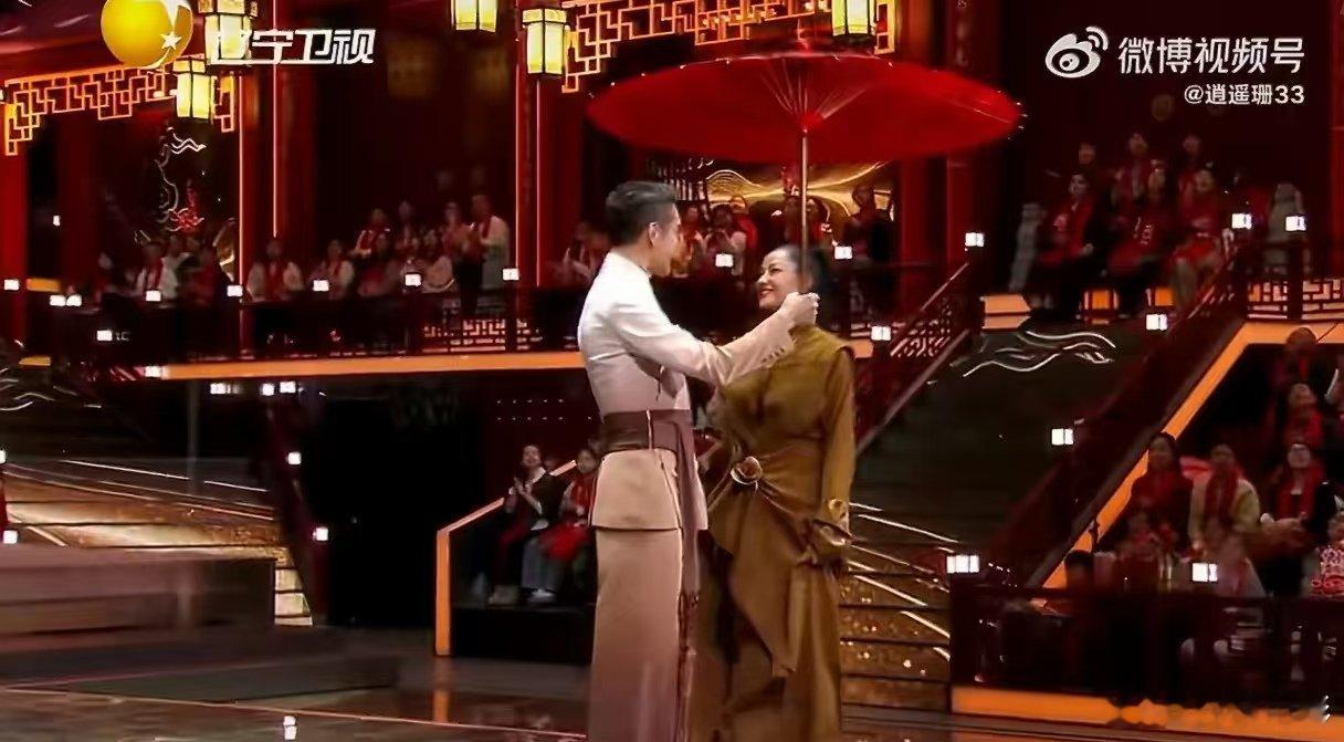 胡兵瞿颖情人节虽迟但到 胡兵瞿颖情人节虽迟但甜度超标！长甜CP比心送花，大大方方