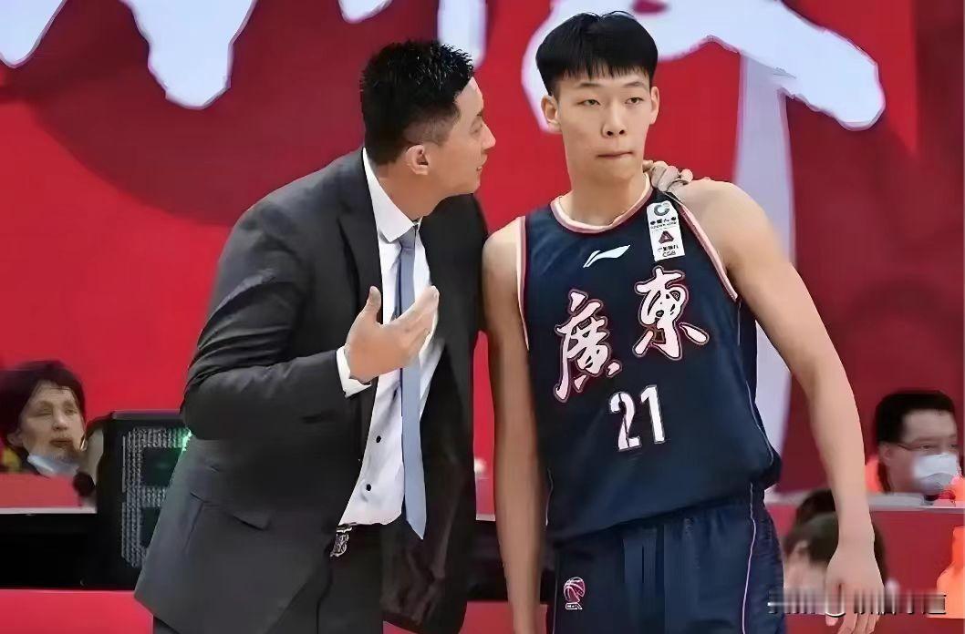 不管几支土豪国企背景俱乐部如何疯狂运作，广东宏远朱芳雨就是按兵不动，时至今日，除