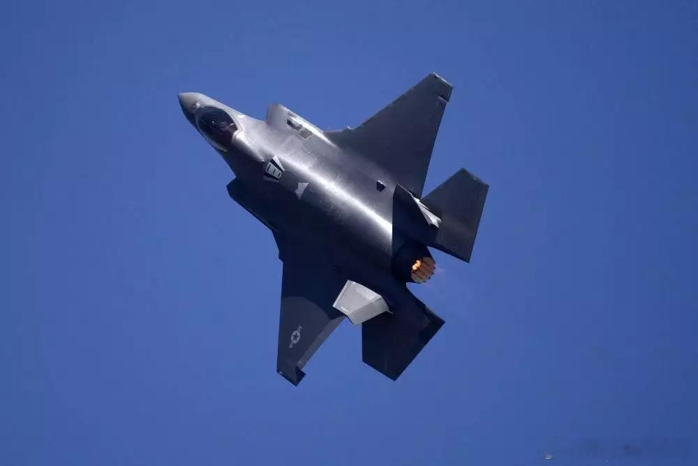 当地时间9月13日，5架美军F-35隐形战机在波多黎各前罗斯福路兹军事基地降落，