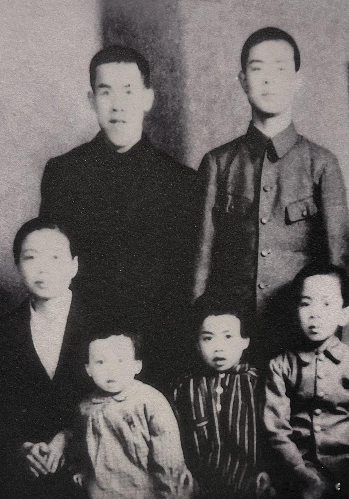 1935年林同春（后排右1）随母赴日与父团聚。林同春是 20 世纪50年代旅日侨