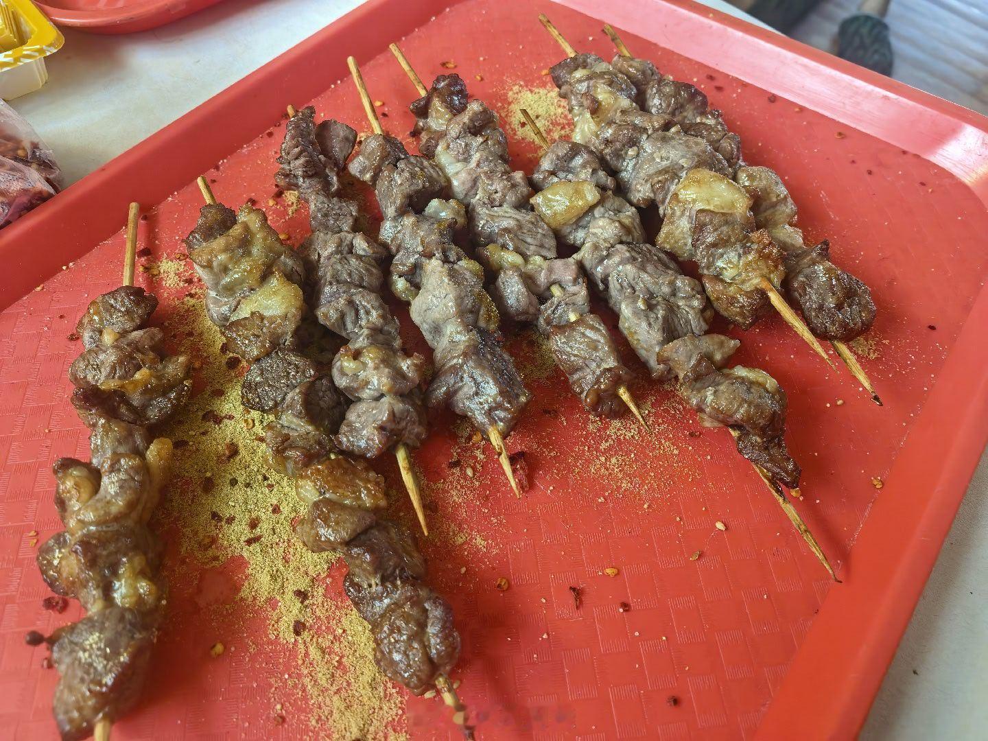 妈妈又给做了羊肉串，好吃😋每日一餐分享