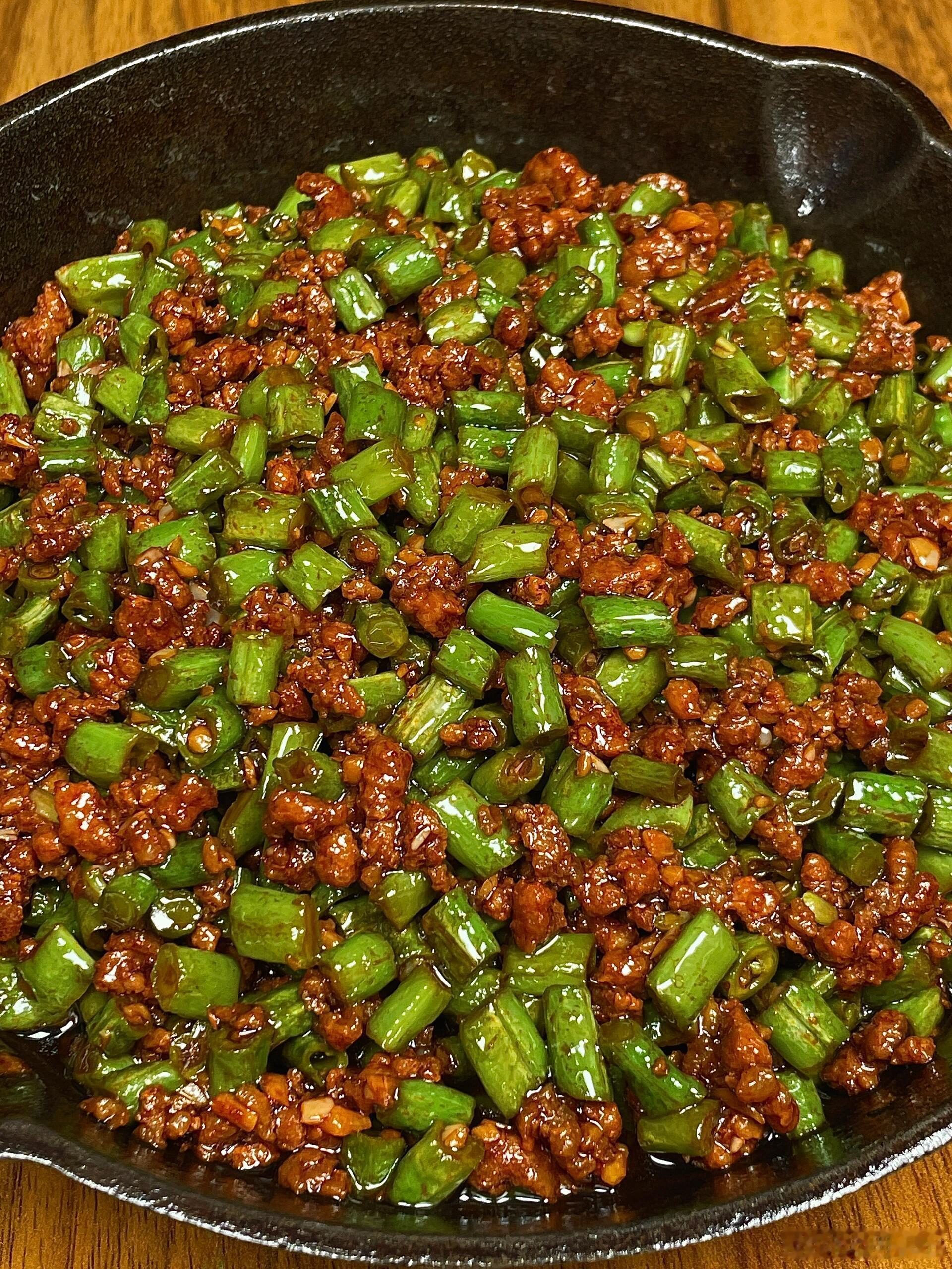 肉末炒豆角妥妥的下饭神菜啊，肉末豆角吸满了料汁，香的嘞！大人小孩都爱吃！直接炫两