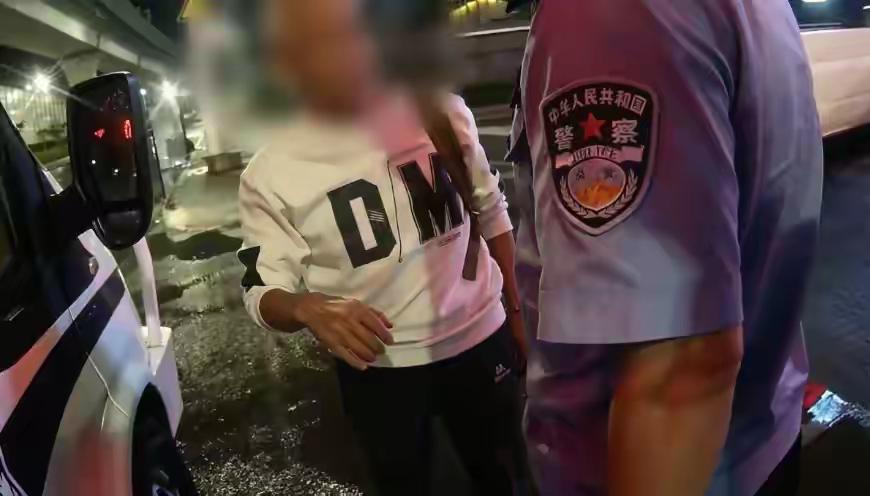 “喝人肚子没喝狗肚子里！”青岛一男子老实本分，一喝酒就失控。酒后多次拨打110，