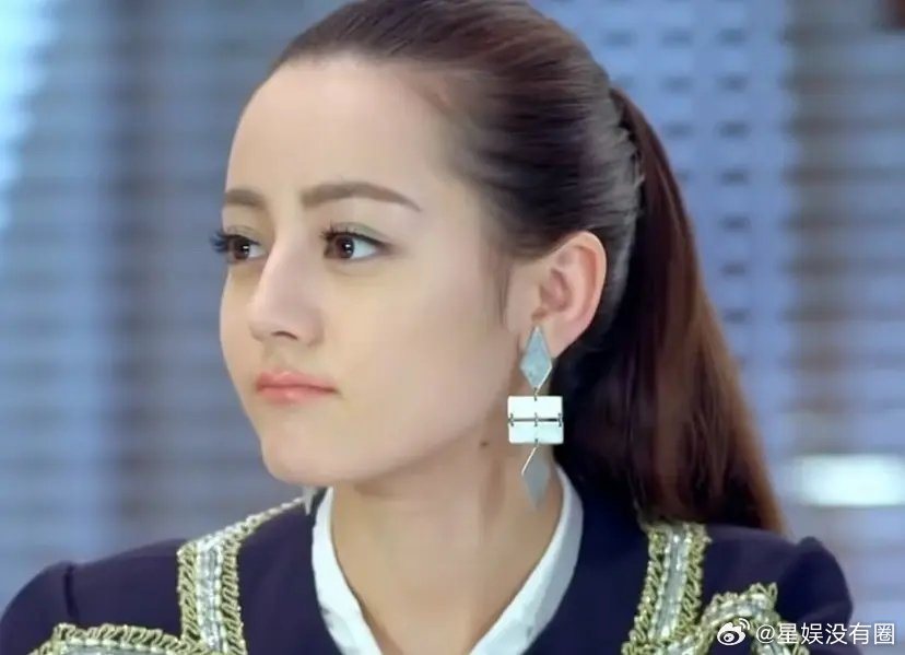 感觉迪丽热巴和章子怡这算女明星比较真实的光明顶了网友说，某人这颜值坍塌啦 