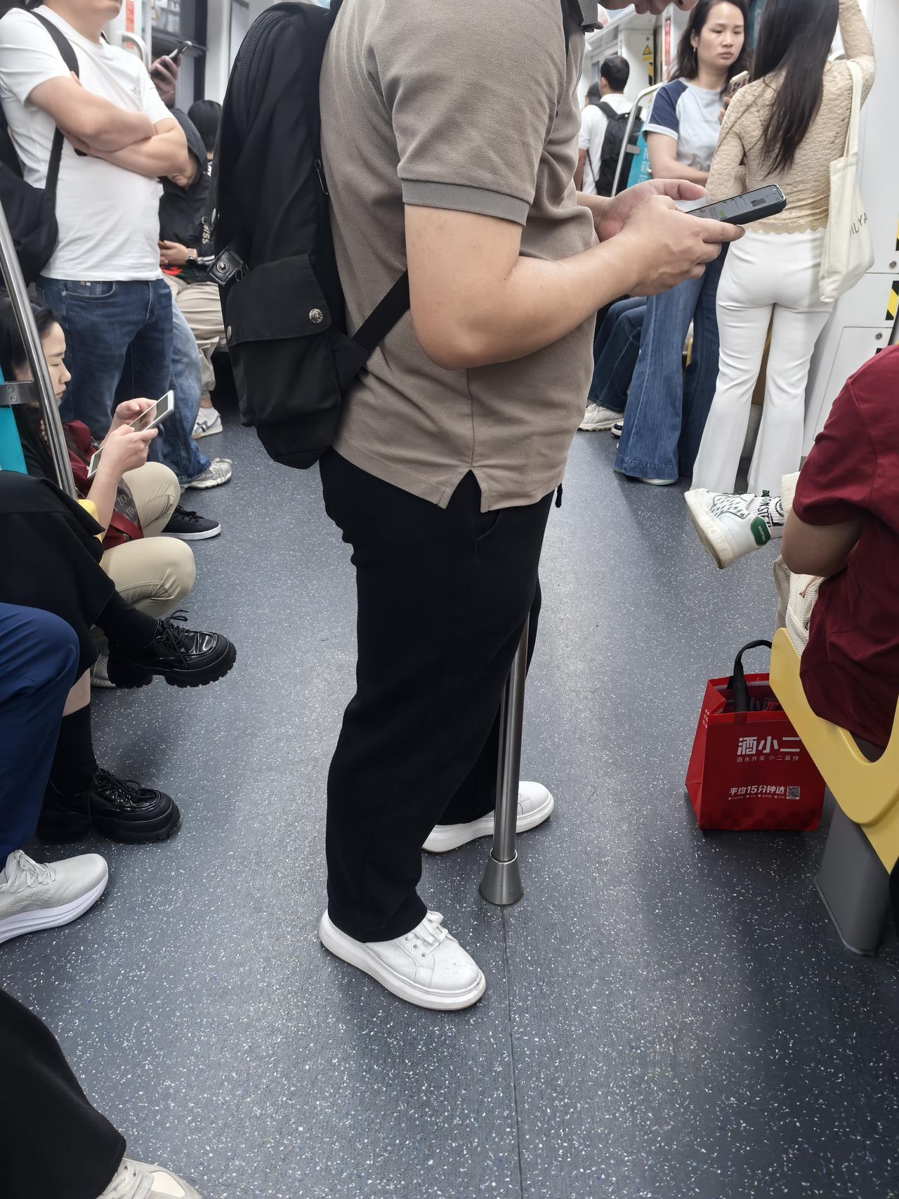 我就纳闷了。大中午的都不睡觉，都跑出来干嘛？
中午一点地铁里也那么多人，连个座位