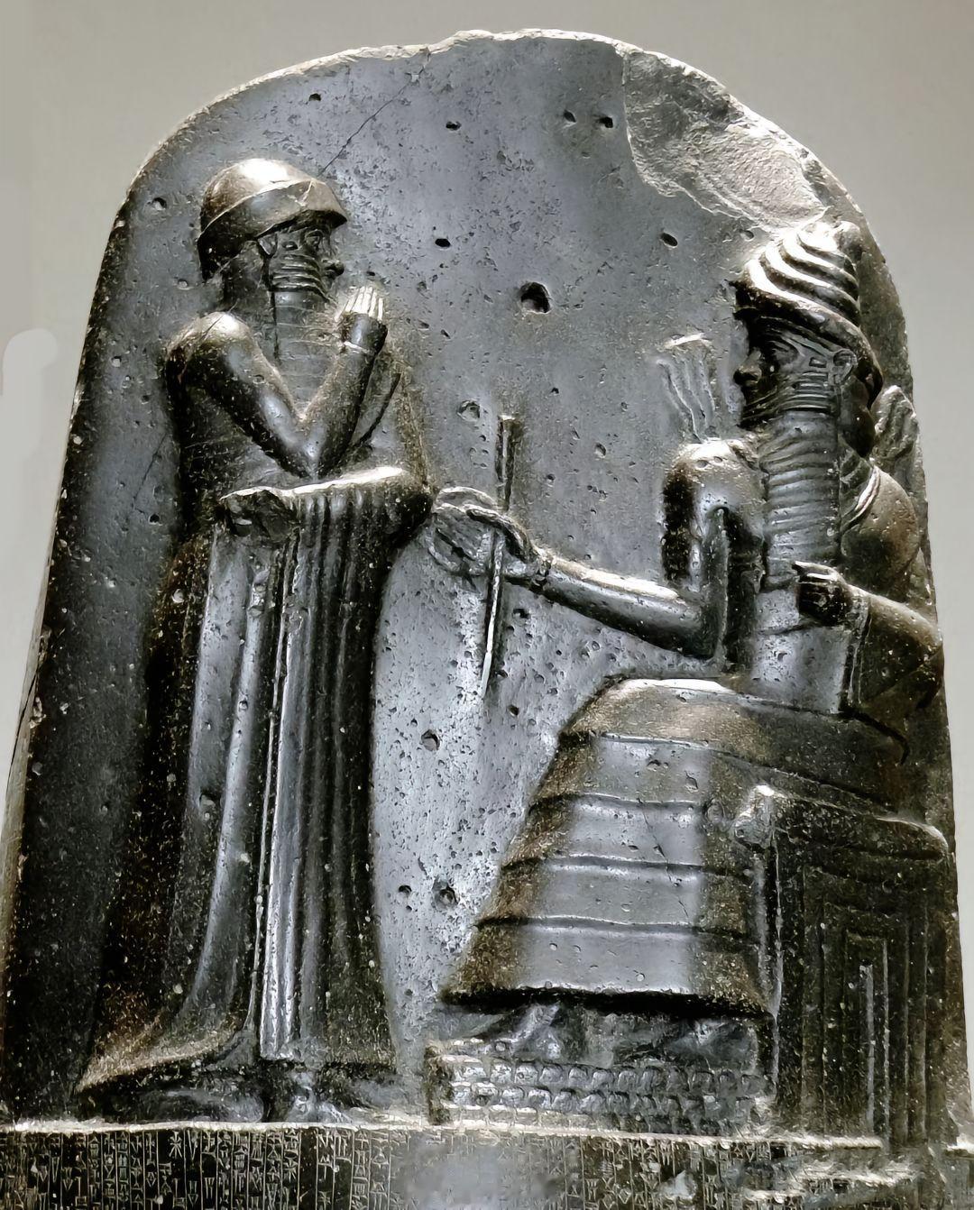 四千年前的汉谟拉比法典，几千个蝇头大小的楔形文字，到底是怎么被刻在坚硬的黑色玄武