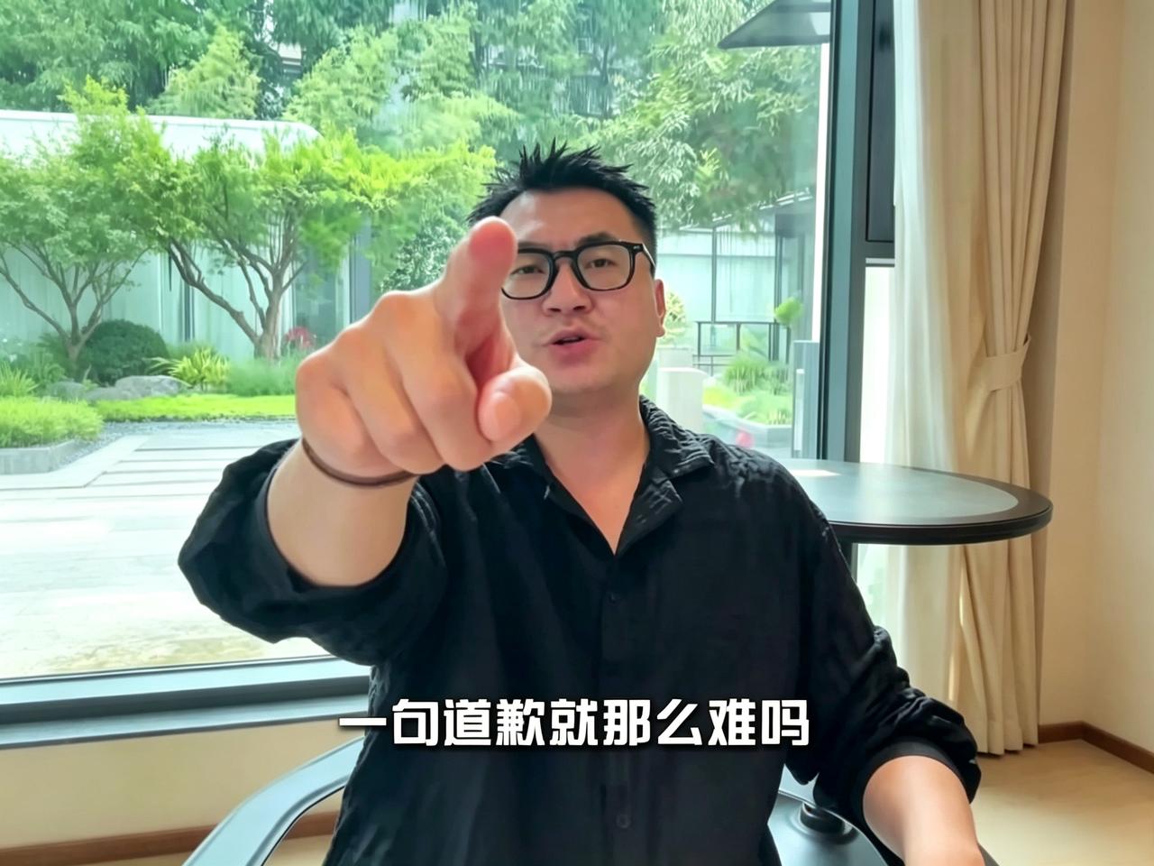 斗法犬上桌嗅菜一事，老板要指控狗主撒谎，女子是在“无中生友”必须要追究责任到底！