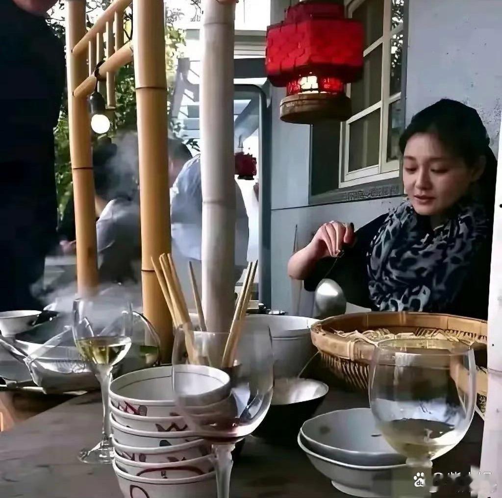 看来在真爱面前是根本不用装的，大S吃路边摊的样子很接地气！ ​​​