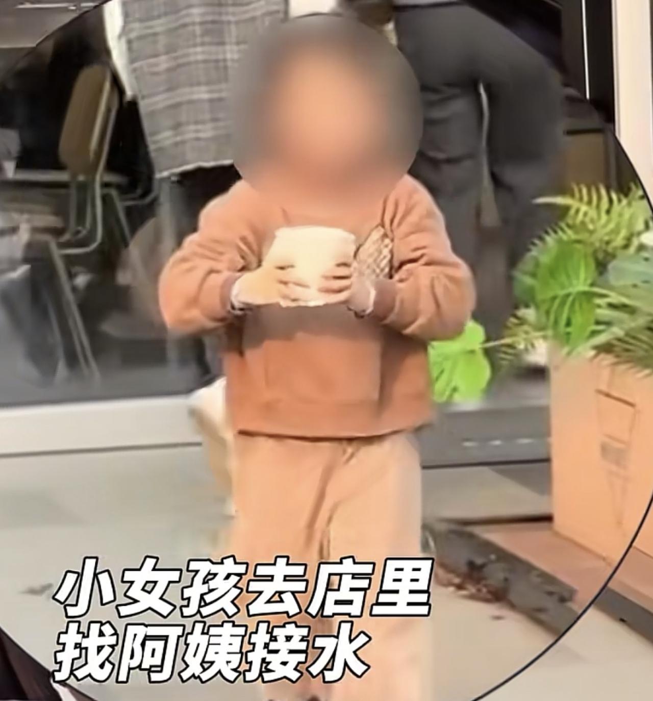 说实话，这事儿闹到现在，我反而觉得"端水女孩"妈妈做得有点过了！
别急着喷我，先