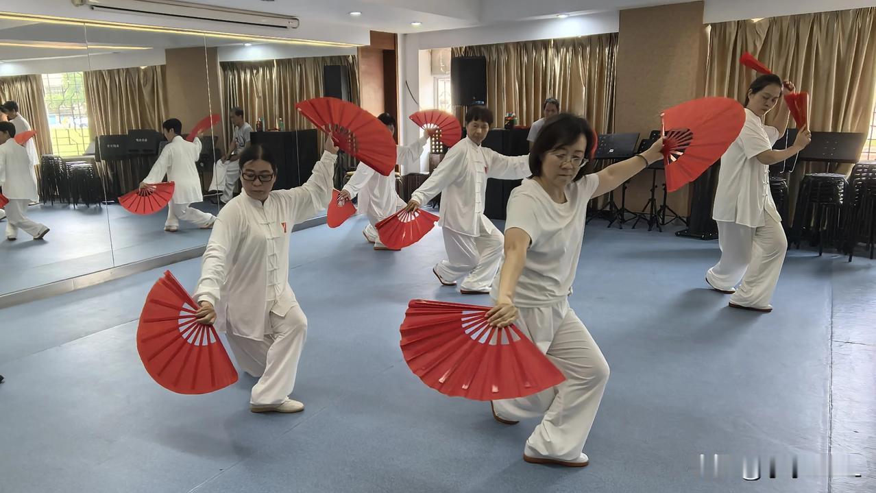 我为什么会学习太极拳
秋天的一件小事
前几年，口罩年过去了，但最后那一次全民皆阳