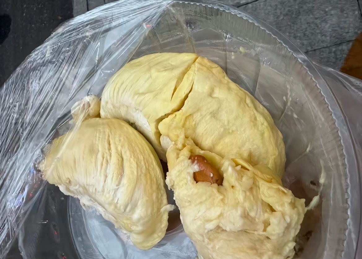 近日，网友反映：51假期玉林某下店卖到坏榴莲商家不处理，说好包熟包甜，结果开了榴