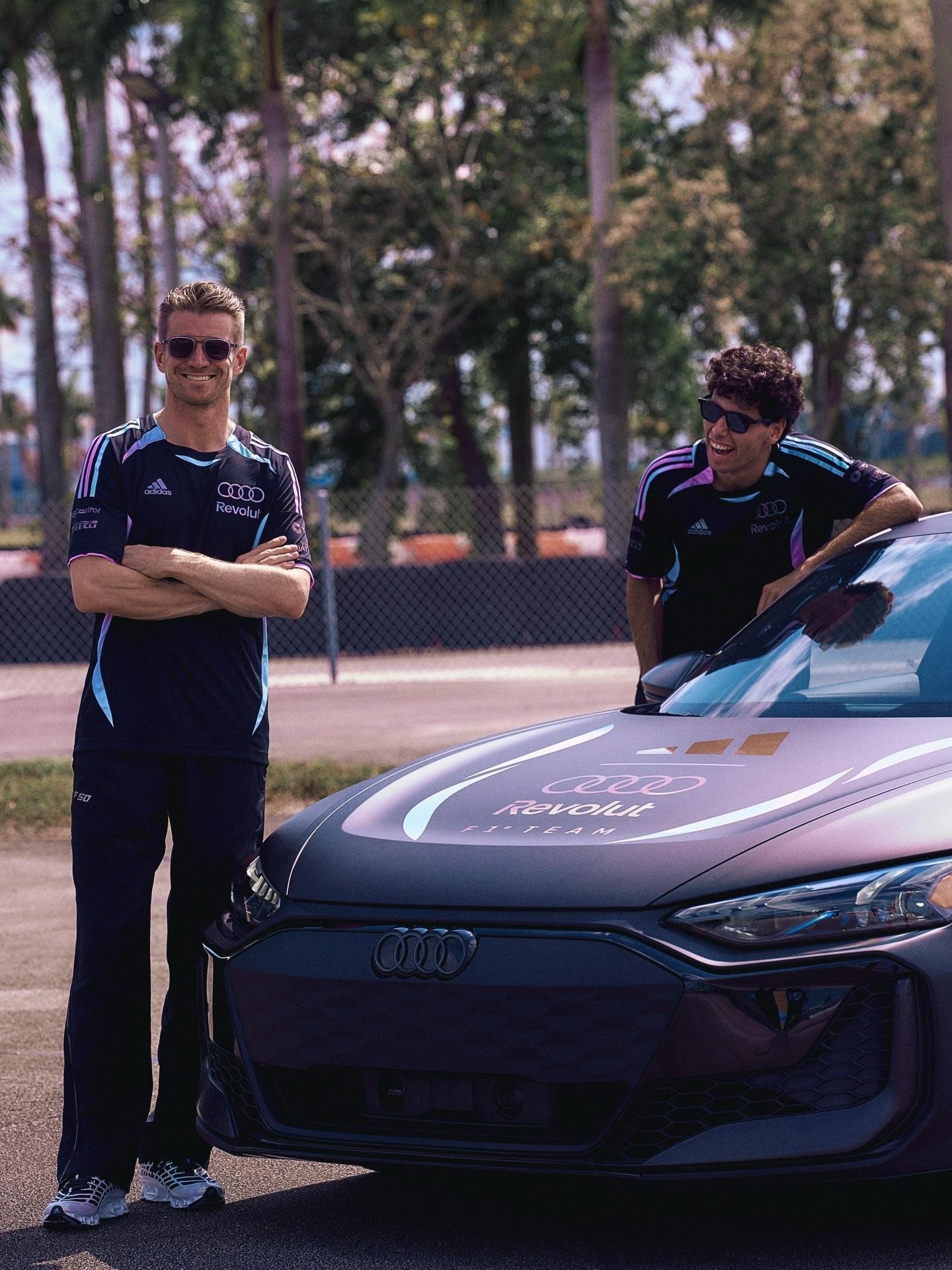 奥迪F1车队在本周F1迈阿密🇺🇸大奖赛带来特别版队服和赛车服👀F1赛车20