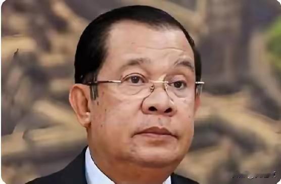 看到柬埔寨在拆中文招牌，
第一反应不是愤怒，
反倒是有点不解。这步棋确实走得让人