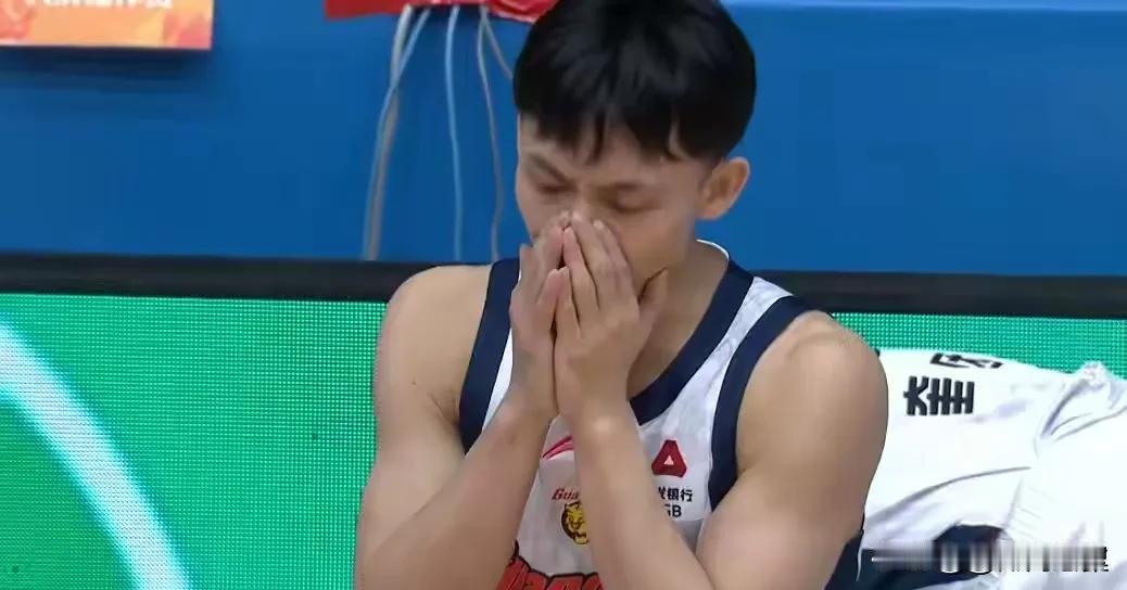 徐杰何以背负着如此巨大的压力？
徐杰虽然在全明星投票中成为南区的票王，但近期的状