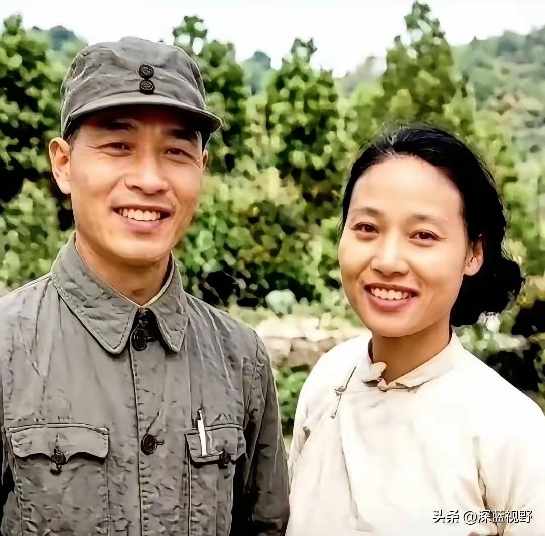这是1944年彭雪枫将军和妻子林颖的战地合影。
当时，彭雪枫身为新四军第四师师长