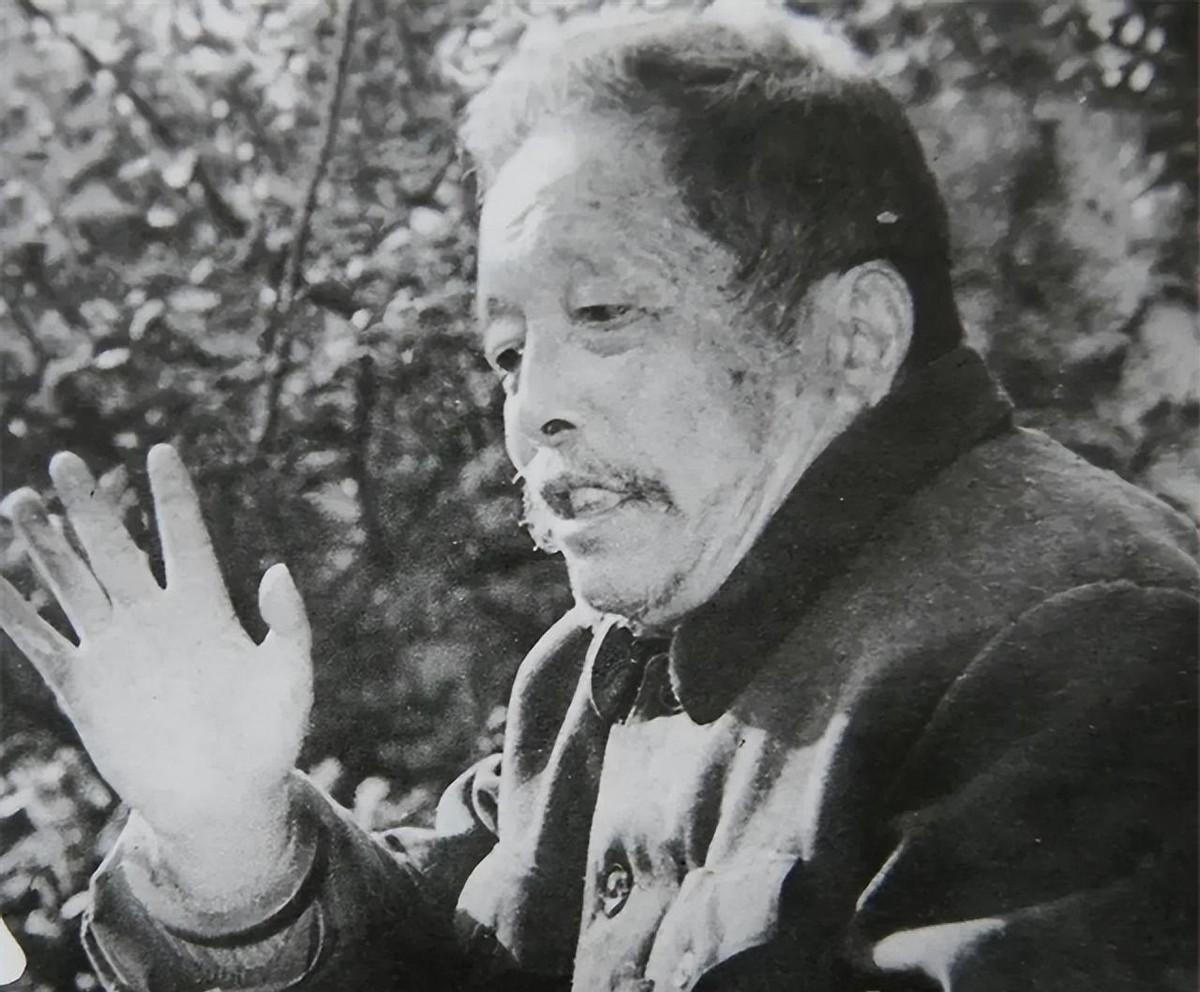 1942年春天，在苏州街上耍蛇卖药的季德胜，满口应承着一个日本军医：“好的好的，