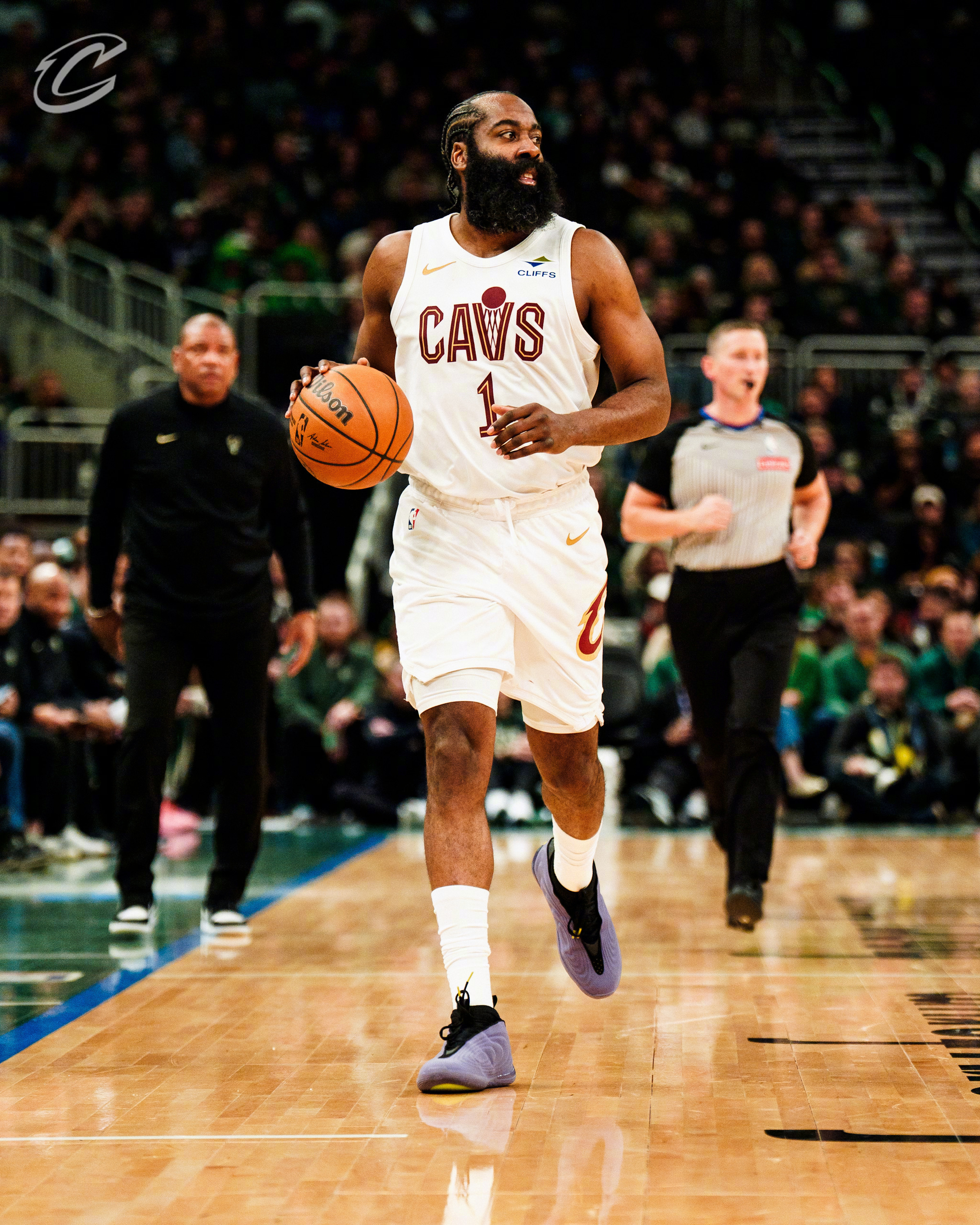 哈登对阵雄鹿全场出战33分钟，10投7中，其中三分球4投2中，罚球13投11中，