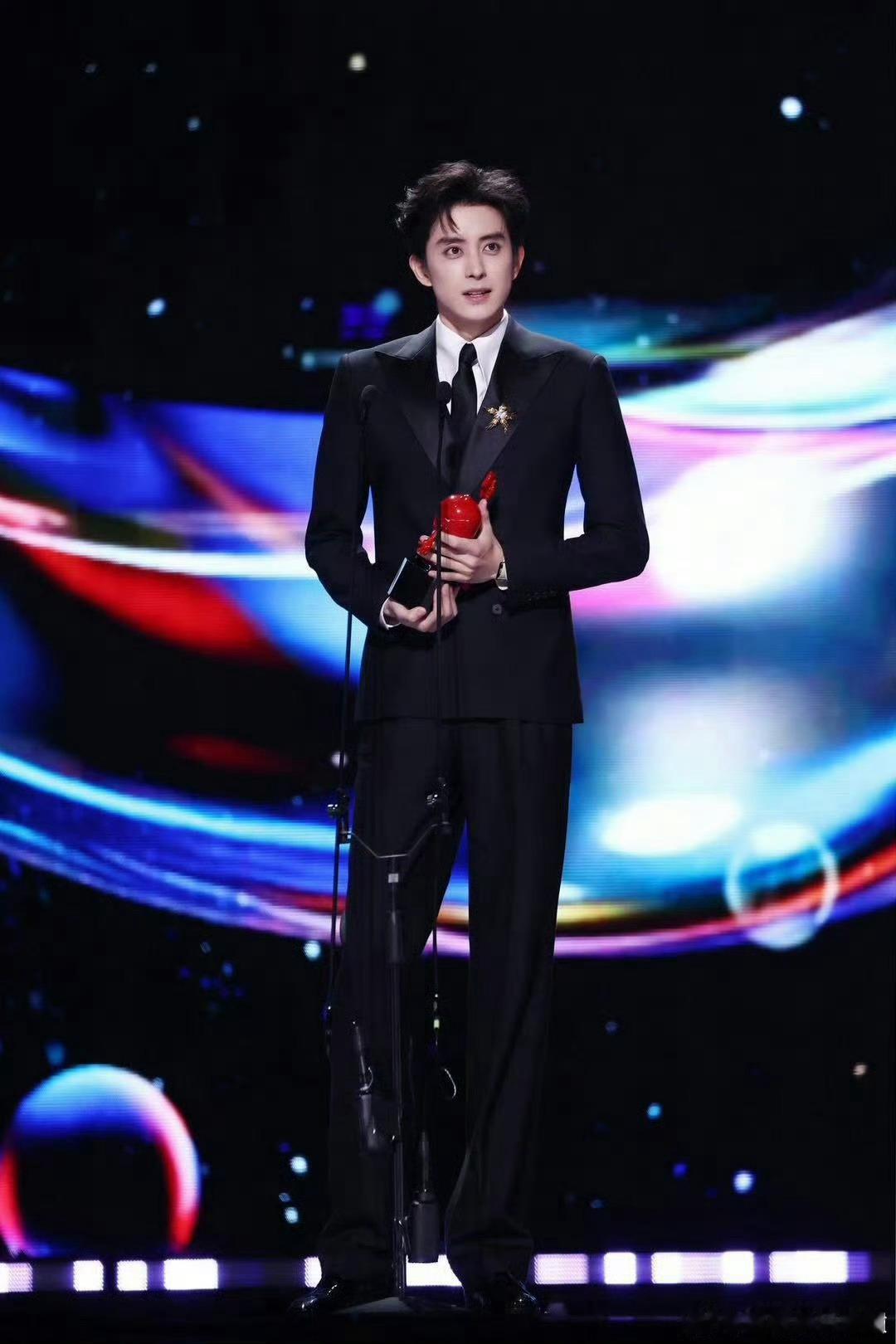 敖瑞鹏被认成张凌赫 粉丝错认也是误会吧，都是大帅哥，认错了也正常。 