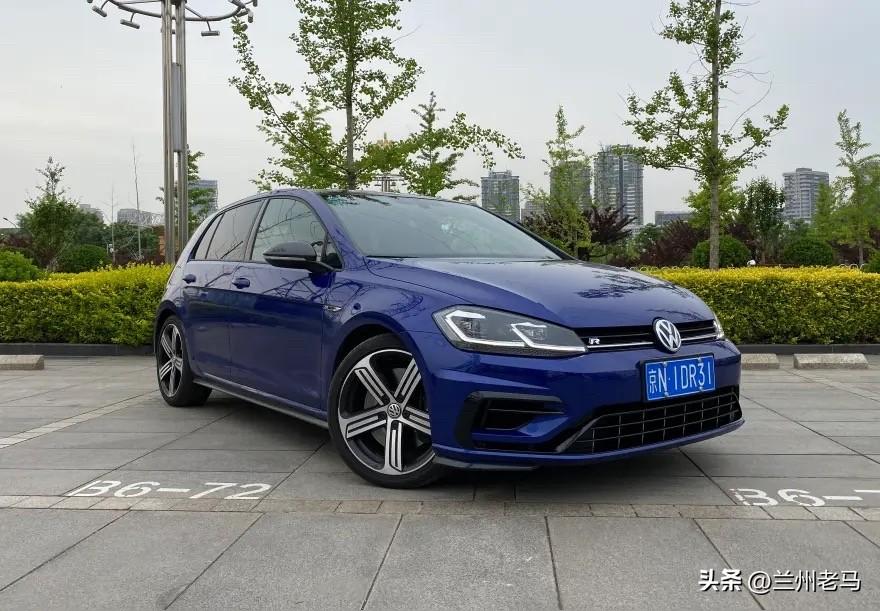 别再以为高尔夫GTI和高尔夫R只是换了个标，十几万的差价真不是智商税。
GTI就