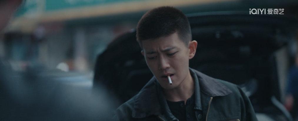 任嘉伦新剧吸烟镜头任嘉伦吸烟镜头任嘉伦在《深渊无间》里演李成，寸头素颜满脸疤，彻