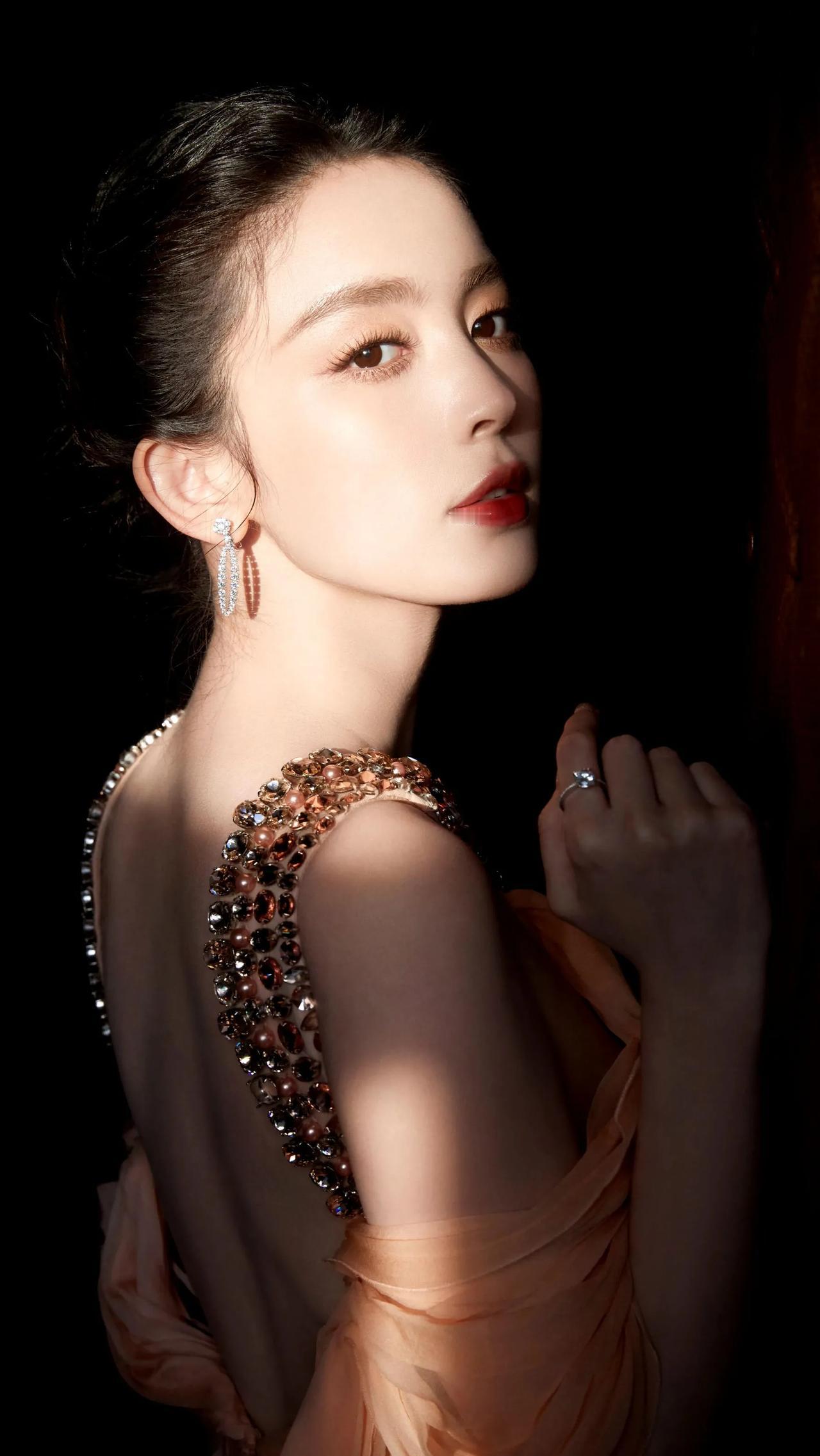 谁才是心中的美女？我提名古力娜扎！在央视镜头下，她就是绝美佳人。那五官精致得像雕