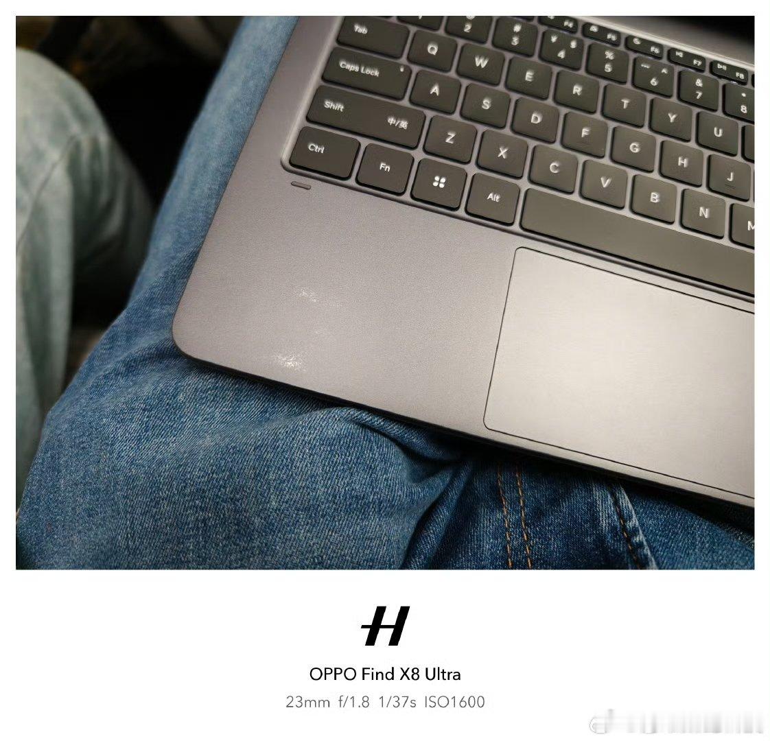 米Pad7U的妙控键盘设计还是糙了点，合上的时候底边会与屏幕紧贴，键盘边缘那个脚