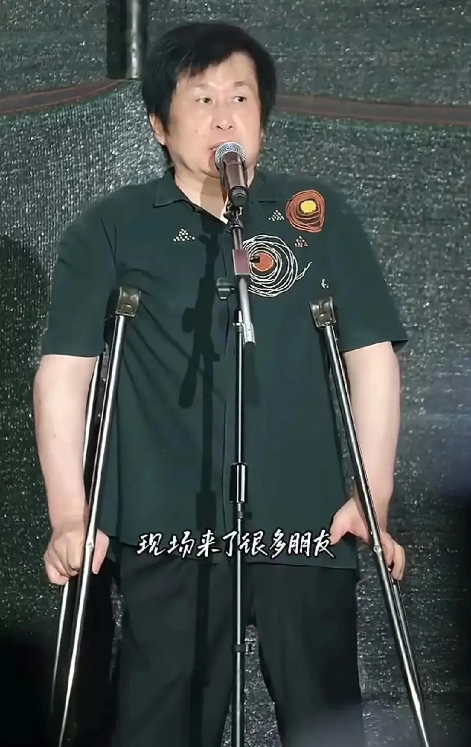 郑智化，歌唱的还是不错的，比较励志，一码归一码，人家已经道歉了，还是不错的，毕竟