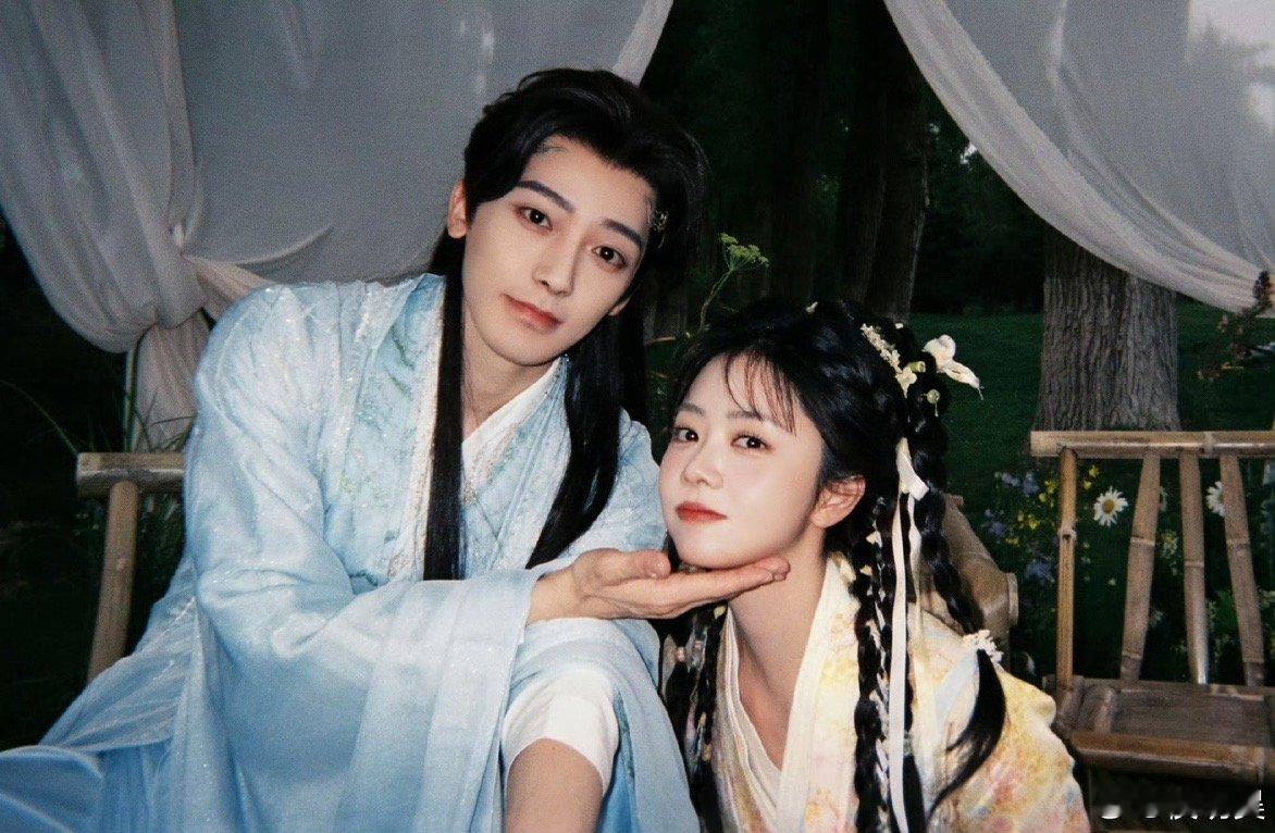 谭松韵侯明昊互相托脸谭松韵侯明昊托脸合照谭松韵侯明昊互相托脸谭松韵