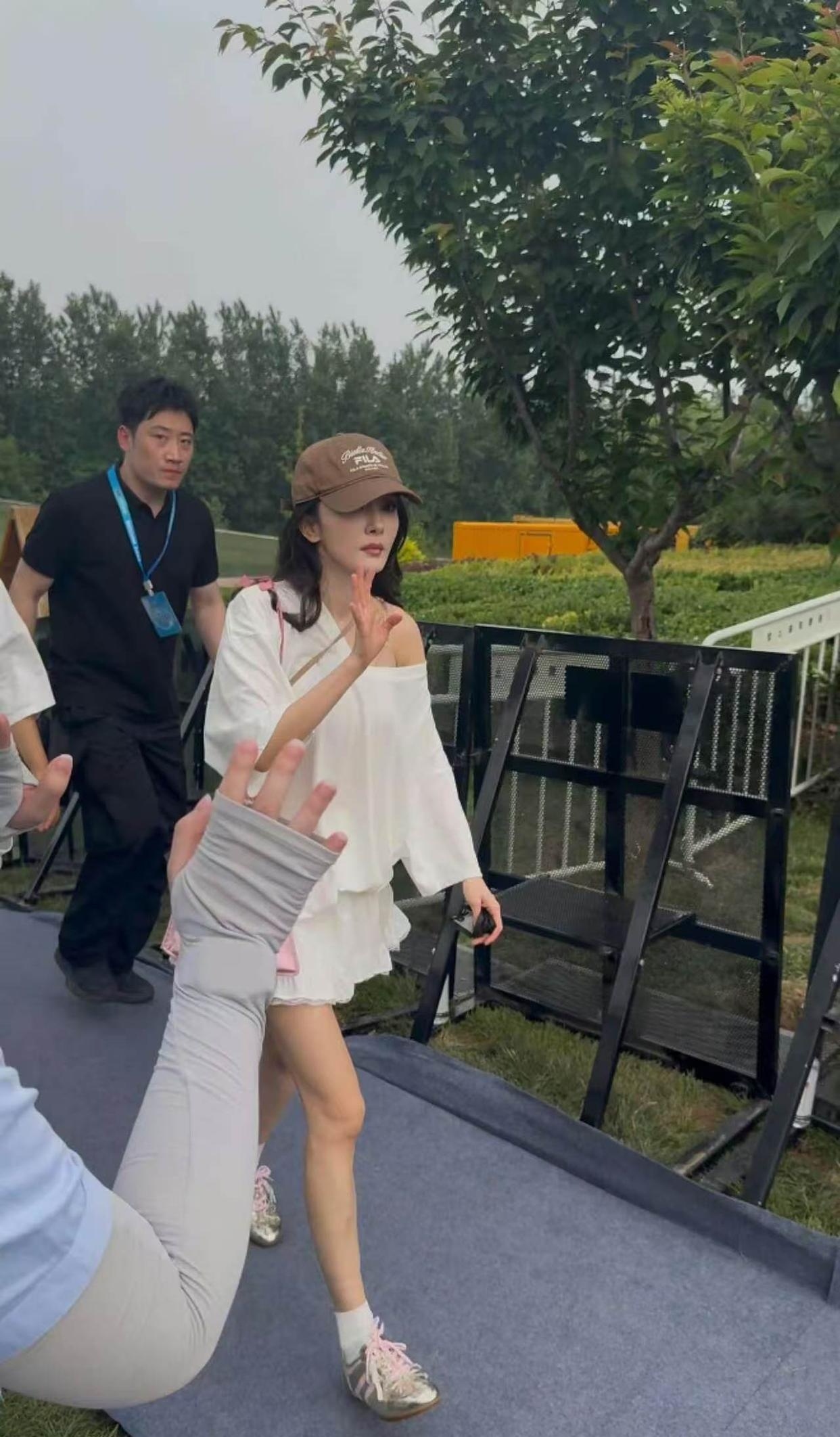 杨幂活动下班路透，活脱脱的少女感 