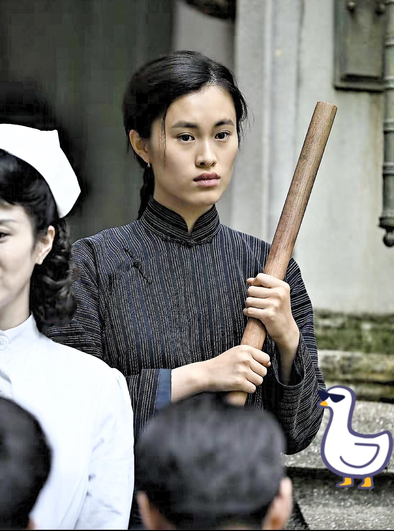 《沉默的荣耀》中，吴公馆的仆人阿兜，导演好几次把特写镜头给到她，这绝非偶然。因为