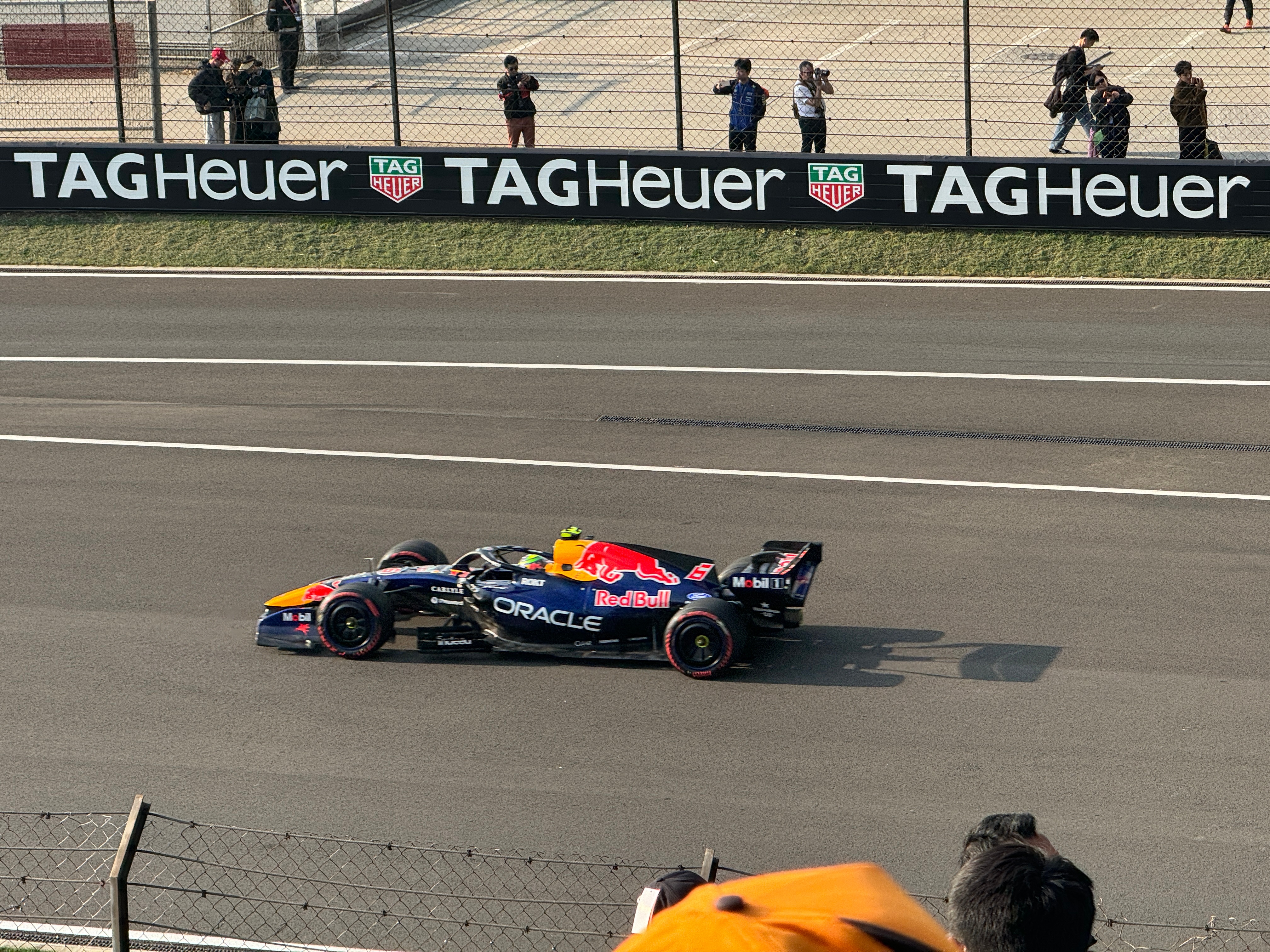 今天的维斯塔潘，真的非常非常可惜，我看到潘子脑袋撞车了，他一定在想怎么了，进了P