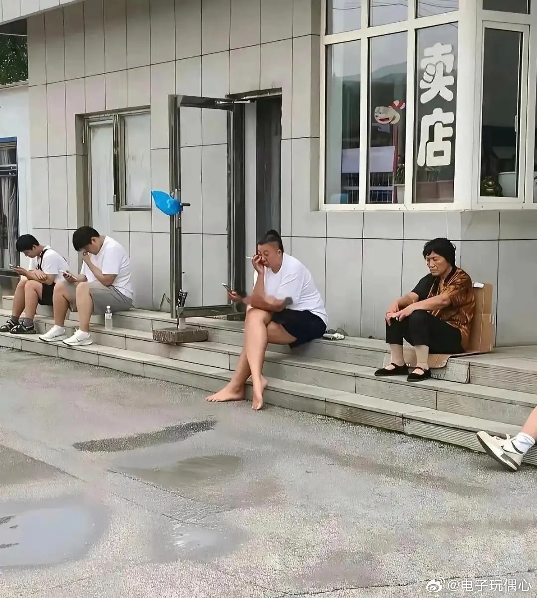 虽然现在她落魄了不过赚的钱估计也够花几辈子 