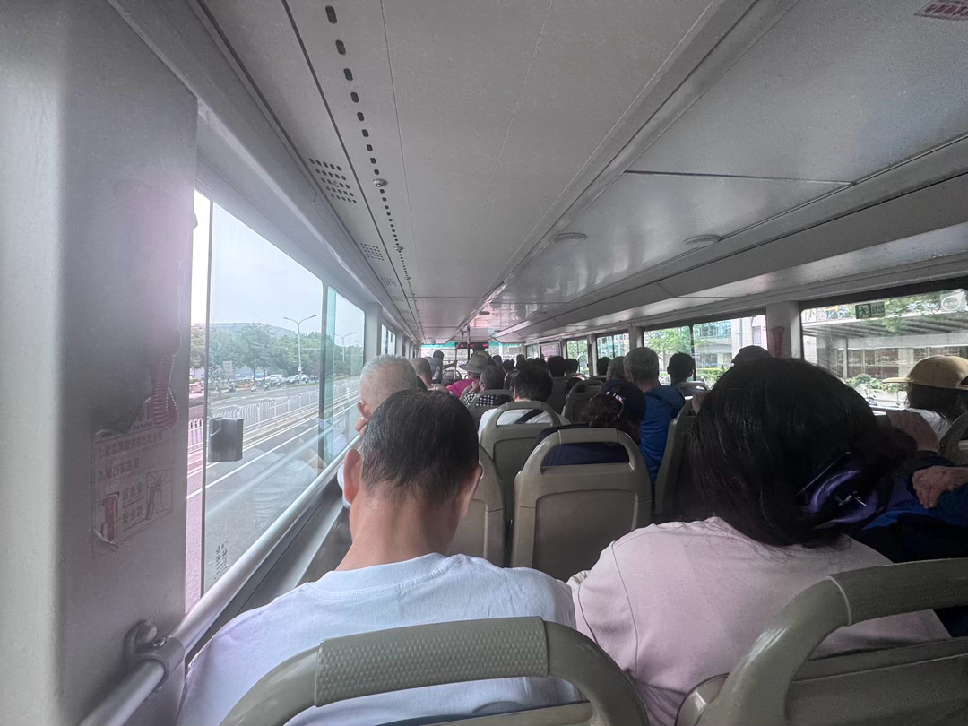 老公太可爱了，一个人在北京坐公车，去牛街吃羊肉串吃糖饼喝啤酒，还吃了水煮鱼，他是