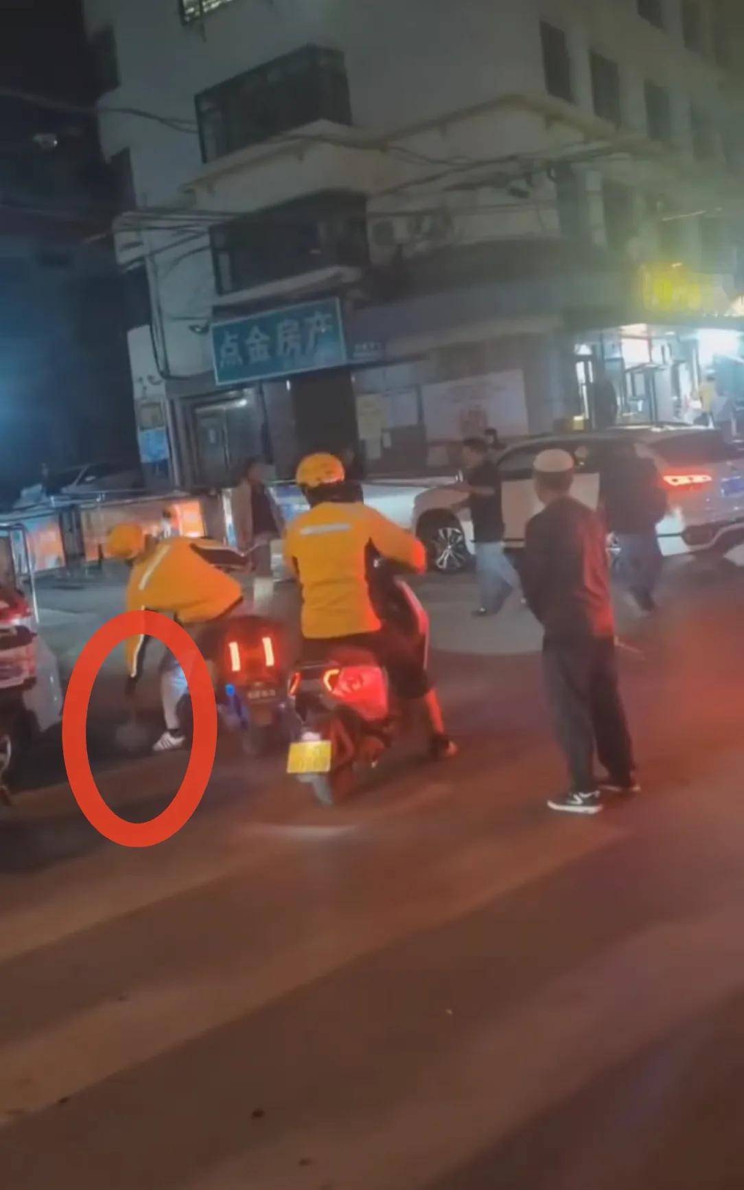 青海西宁的这位外卖小哥，当他轻轻放下手中的外卖时，我就觉得事情没那么简单了。前面