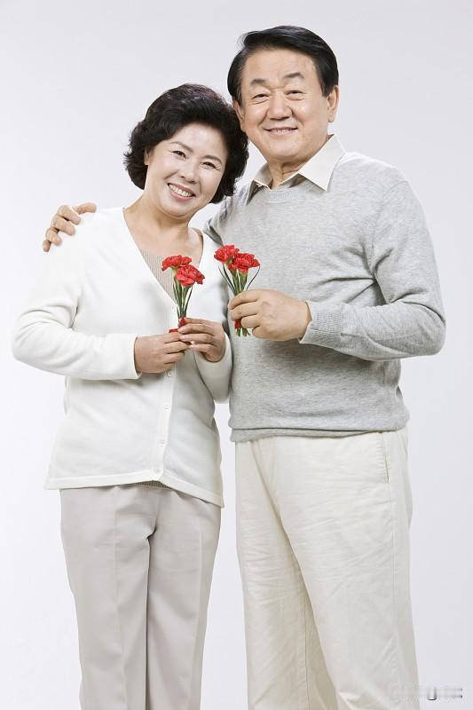 男人一生中最爱的女人有两个，一个是生你养你的母亲，一个是为你生儿育女的女人。
母