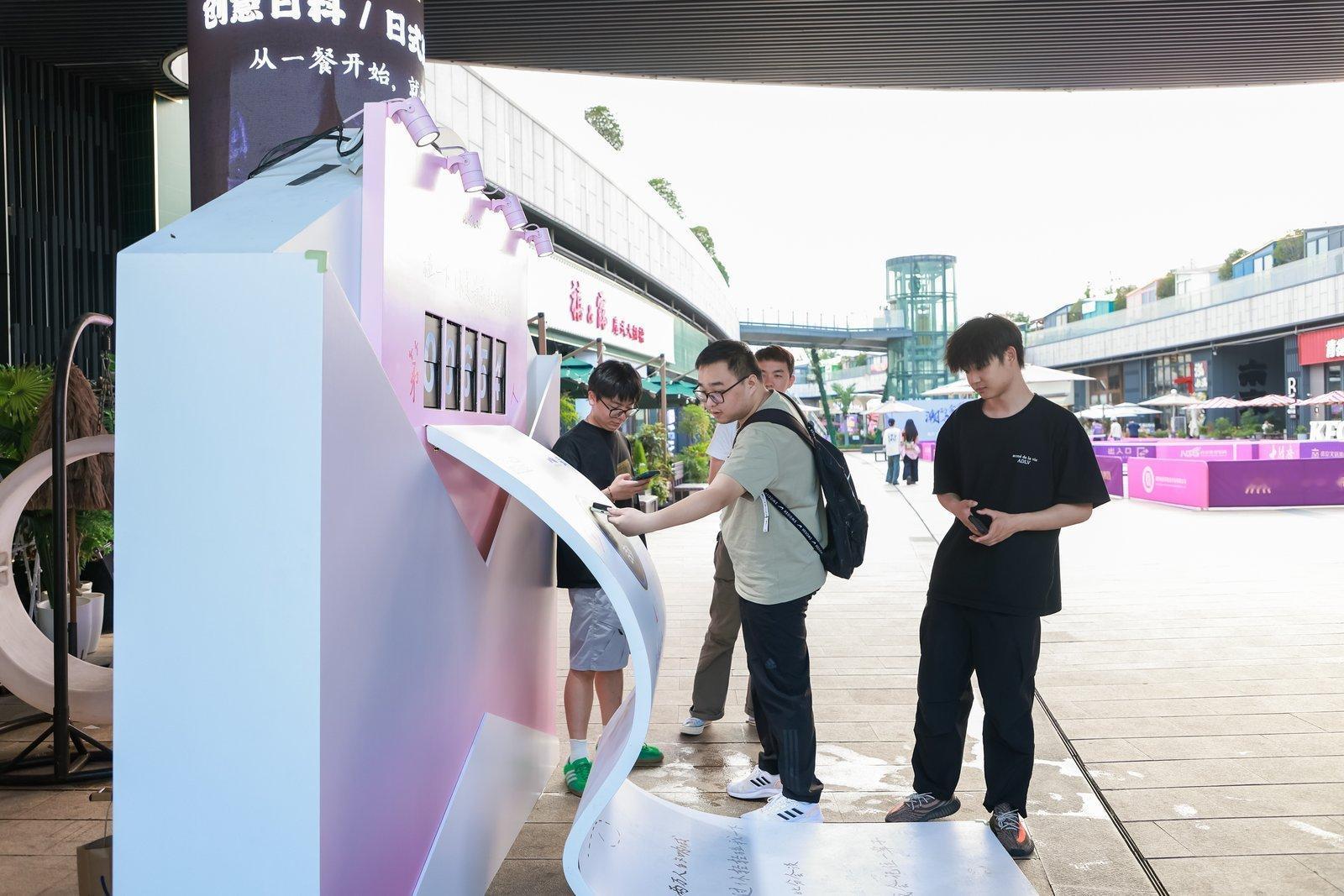 百店发支付宝助威袋为南京队加油支付宝互动趣味十足，来到金陵STYLE提笔送祝福，