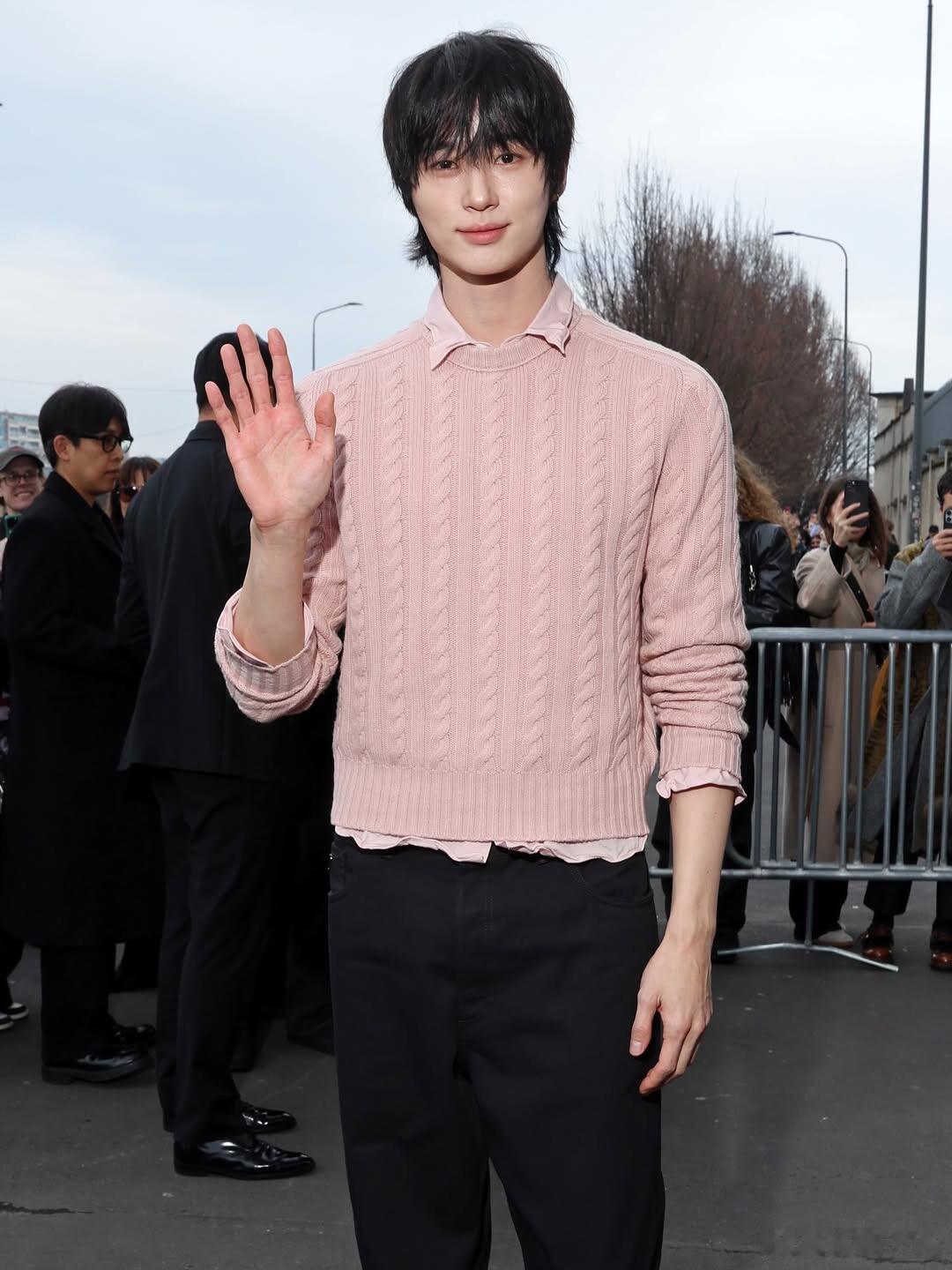 男装周 Prada 2026秋冬男装秀捕获一枚粉色系美男！边佑锡一身柔和粉麻花针