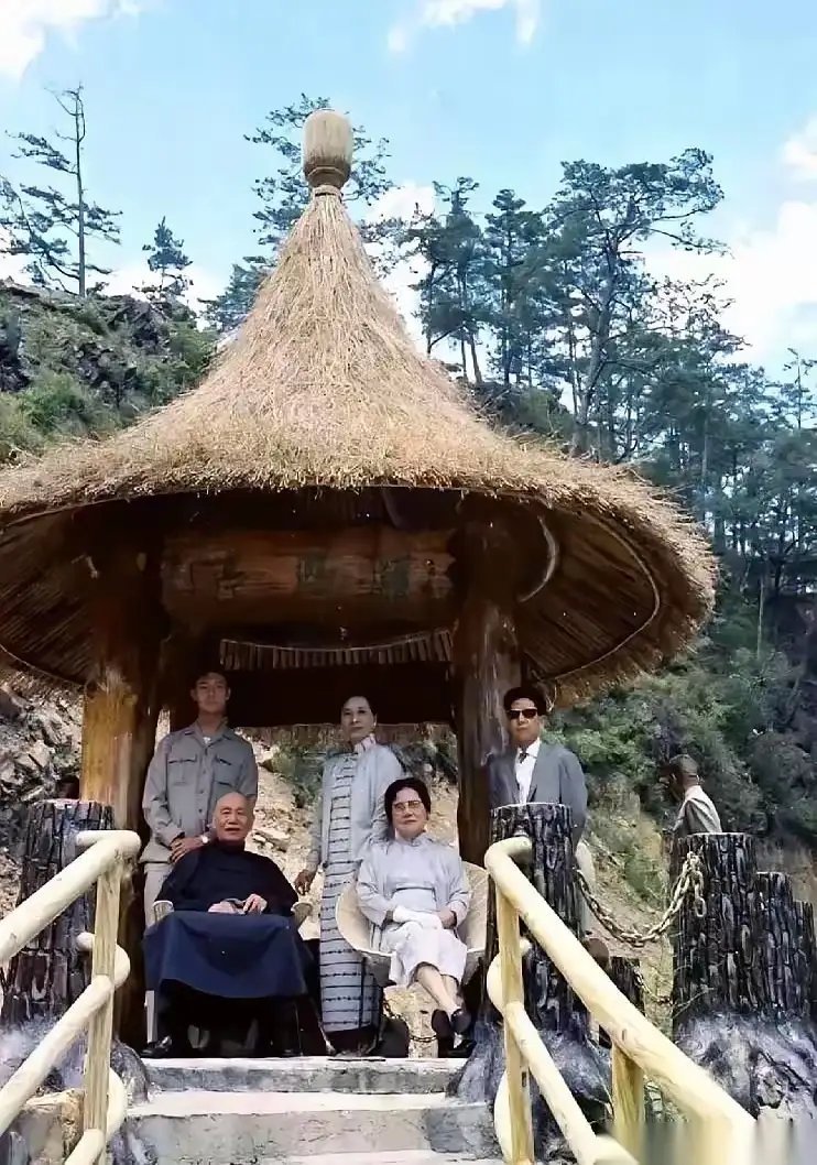 宋美龄竟没坐 反倒毕恭毕敬站着 蒋中正身旁这位神秘女子，到底是谁 