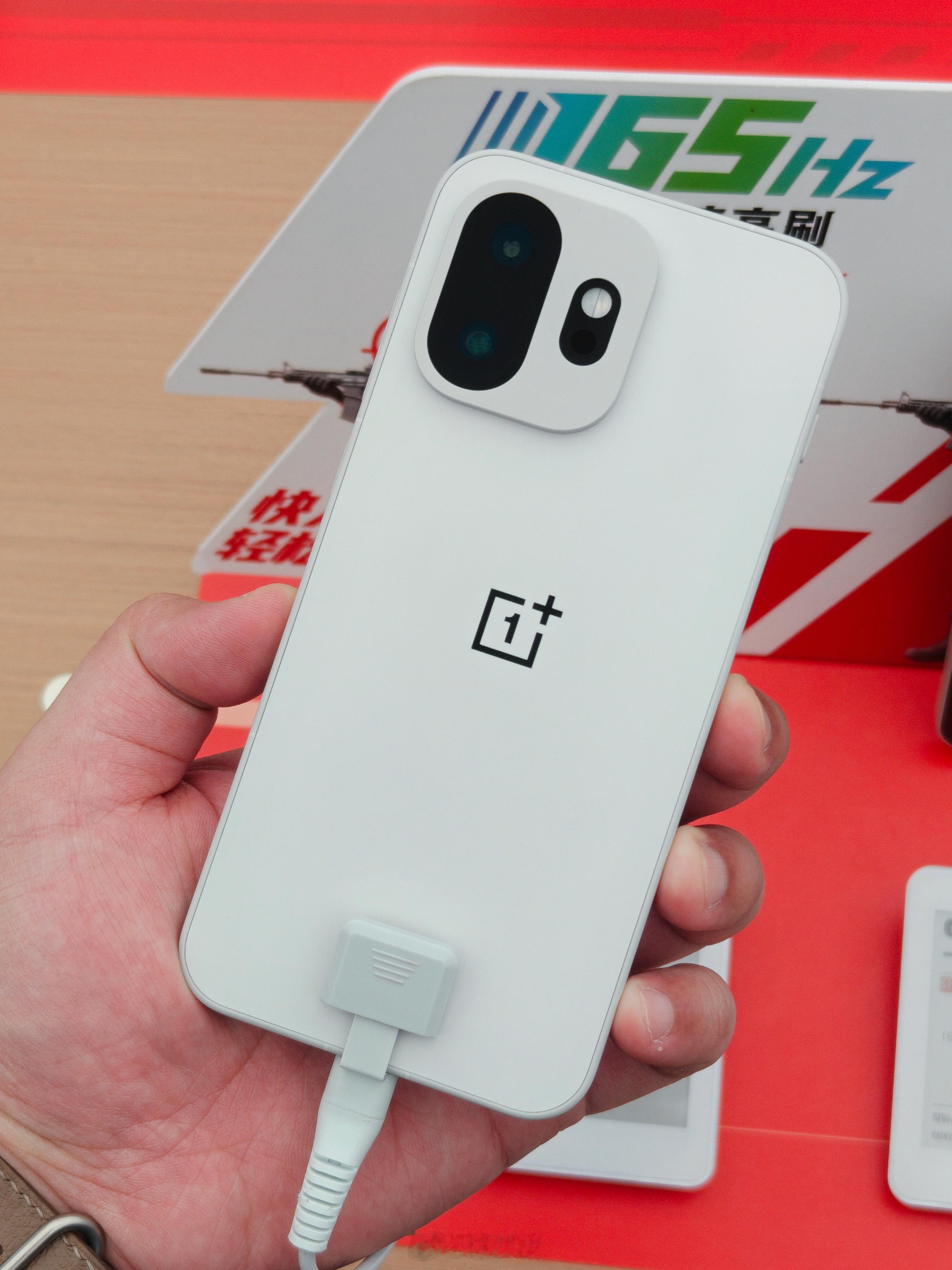 一加 15T，3.24 发布。配置基本上都公布了，依旧猛人小钢炮。前两天摸过白色