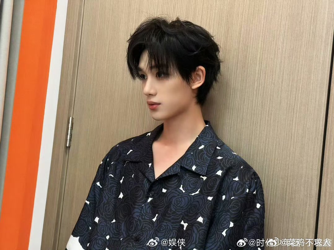 丁程鑫贴脸李小冉唱心愿便利贴 你好星期六 默默坚守饮食管控，只为专心筹备圆满演唱
