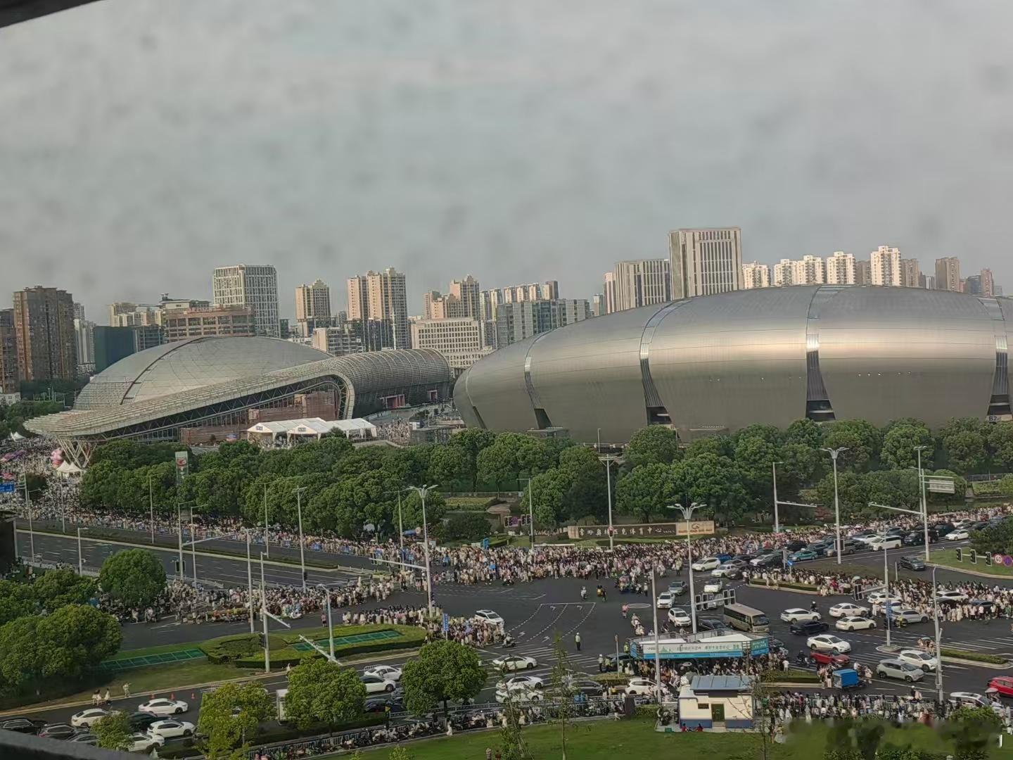 今晚常州奥体的交通被干瘫痪了…常州站下午听说也很疯狂…时代少年团是…什么来头…买
