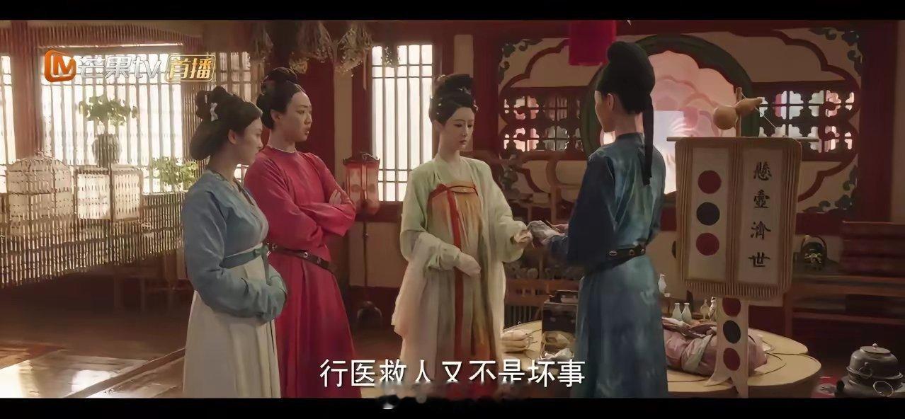 国色芳华：何惟芳撞见吕耕春被人追打，何惟芳不忍心还是救了吕耕春。吕耕春原来是因为