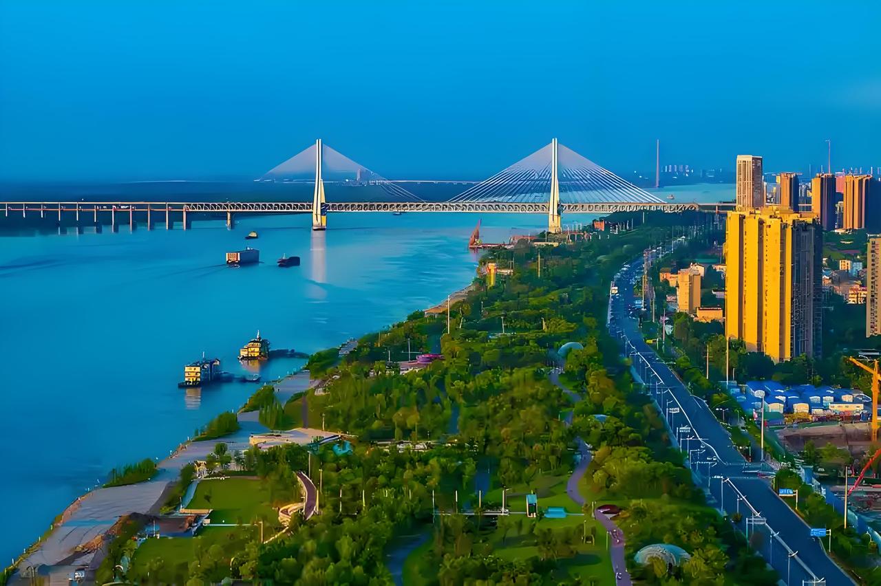 鄂州武汉协同发展这速度，简直像坐了火箭！近日，葛店经开区的泛半导体产业项目干得热