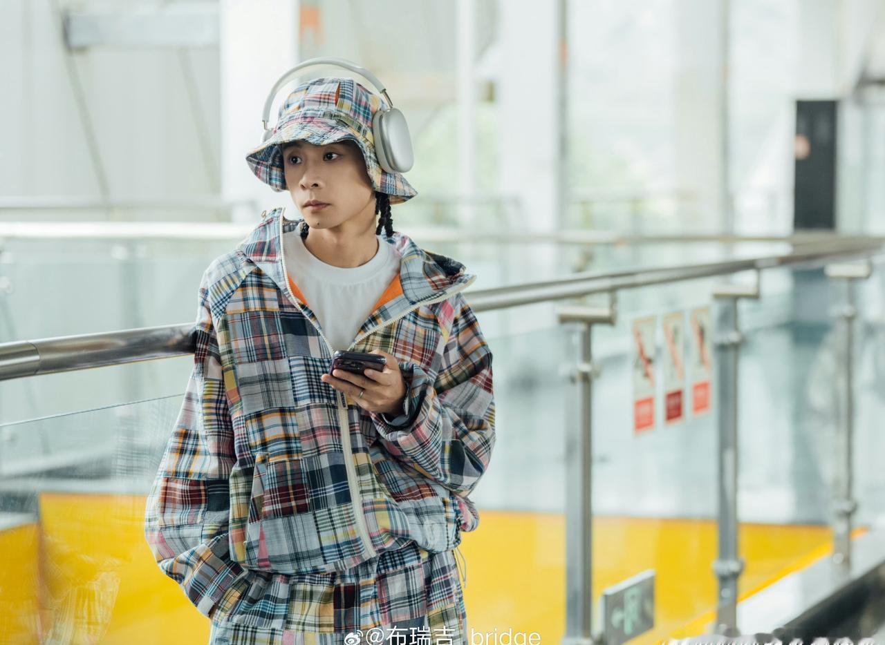 盛夏说唱狂欢如约而至，布瑞吉接连开启多场线下演出，flow流畅有力，带动全场观众