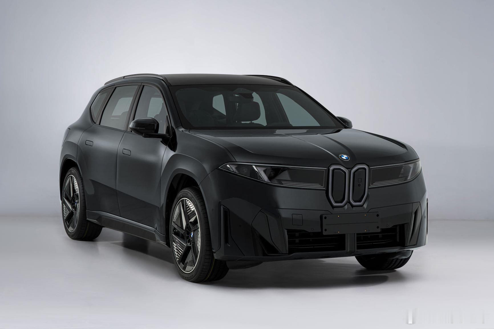 宝马国产 iX3 车长比欧版加长 10.3 cm，和 ES6 的尺寸差不多，算是