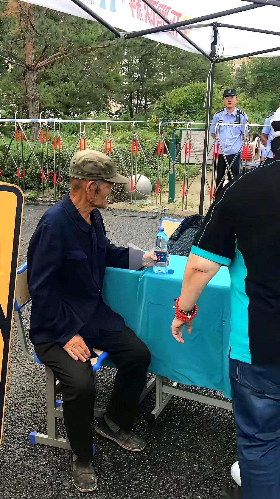 一场公益义诊，搞得像明星巡演。
队伍拉得老长，横幅扯得笔直，几十个镜头“长枪短炮