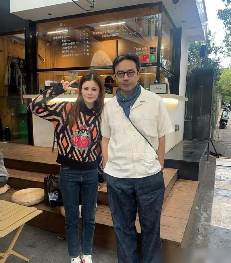 汪涵街头被认成张智霖？就离谱。一个曾经手握王牌、呼风唤雨的主持一哥，如今的流量，