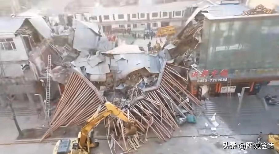 揪心！一建筑突发坍塌，9人被困，希望人没事。3月29日上午，有网友发布视频称，黑