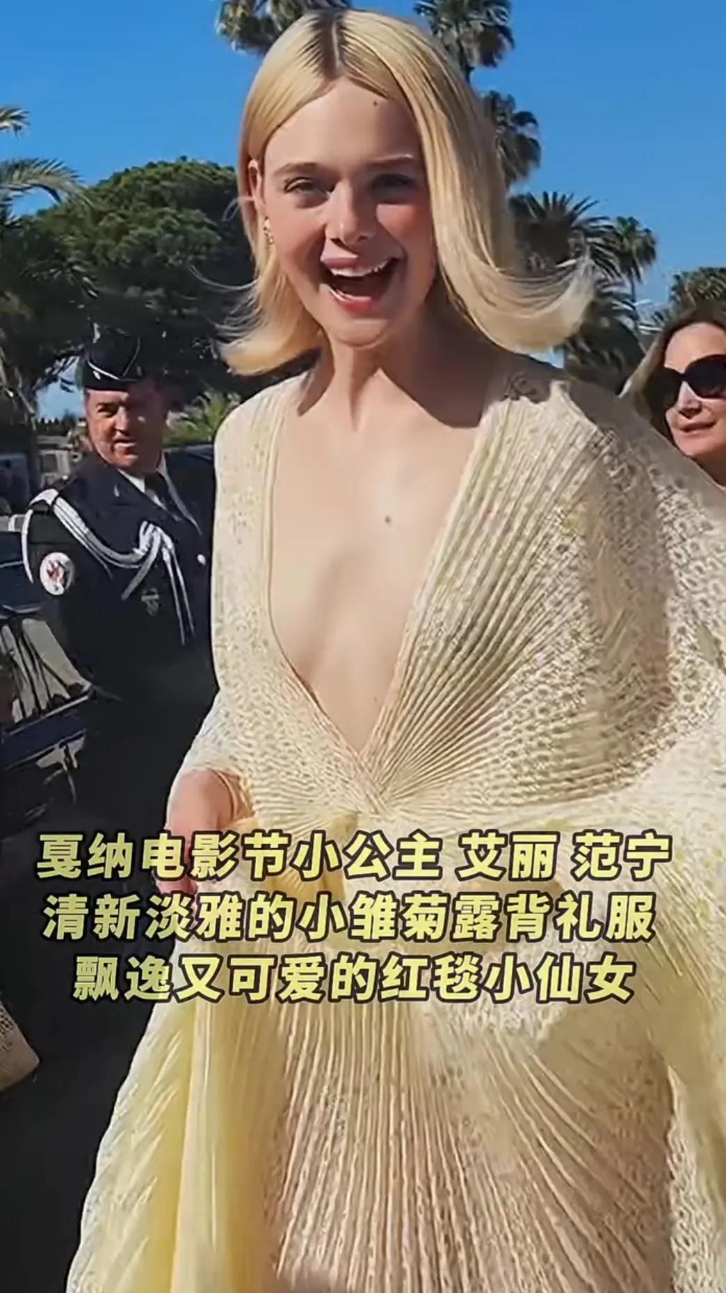 电影节上的这位美女明星，笑得多么灿烂多么开心，这应该是所有的努力都得到了认可和回
